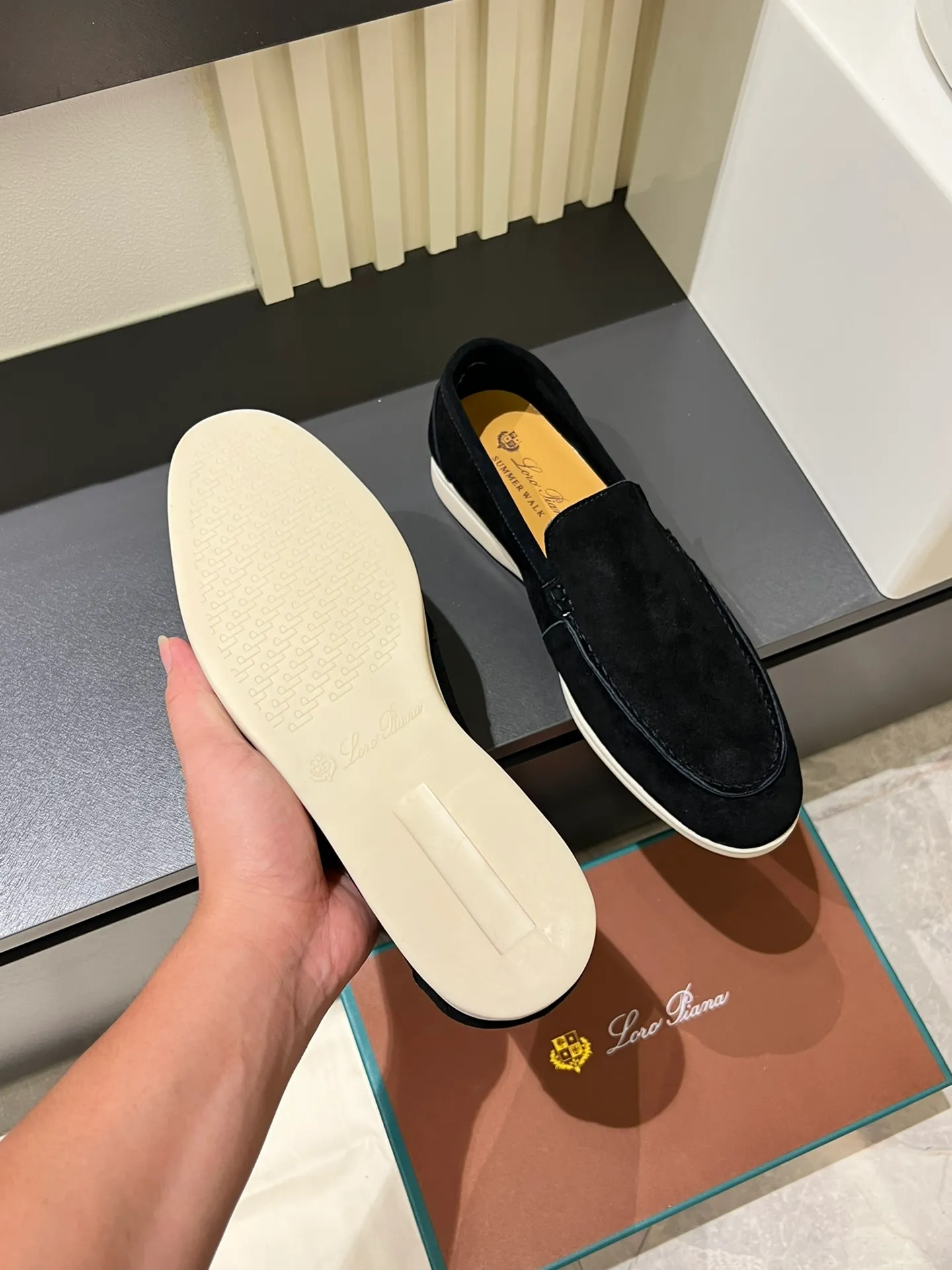 Men's shoes 💰p360 "Loro men's shoes 💰pian'*" Classic L men's shoes for couples 💰p Top version British flat loafers, a must-have item in old money style, the minimalist design is eye-catching and durable, a plus point for dressing The soft foot feel and texture are outstanding. They don’t scratch your feet and are very nice. They are matched with soft and waxy soles. They can be worn daily for a long time without getting tired. They are easy to wear, versatile and classic items, with perfect foot feel and texture! Imported cashmere fabric, the lining is made of imported A-grade water-dyed cow lining, the top version of the genuine leather midsole is sewn with pure handmade mark thread! Size: Female 35-40 (34. Customized) Male 38-44 (45.46. Customized)